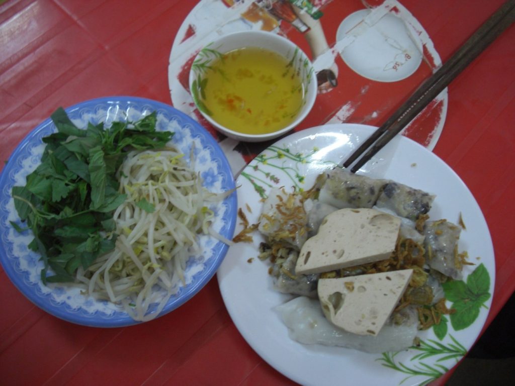 Đĩa bánh cuốn cà cuống.