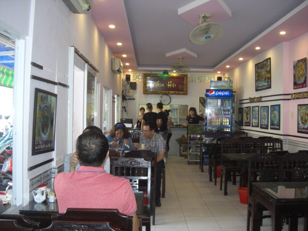 Tô bún bò Huế.
