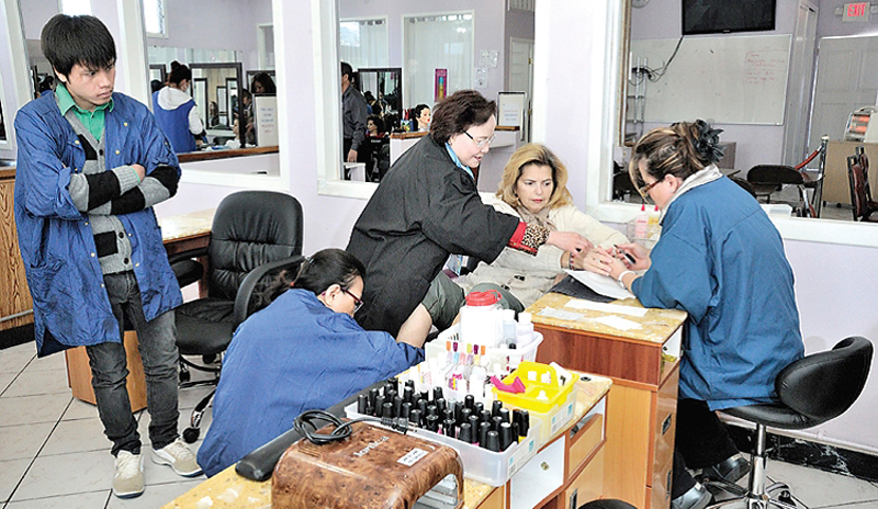 Thực hiện làm móng trên khách đến salon của trường.