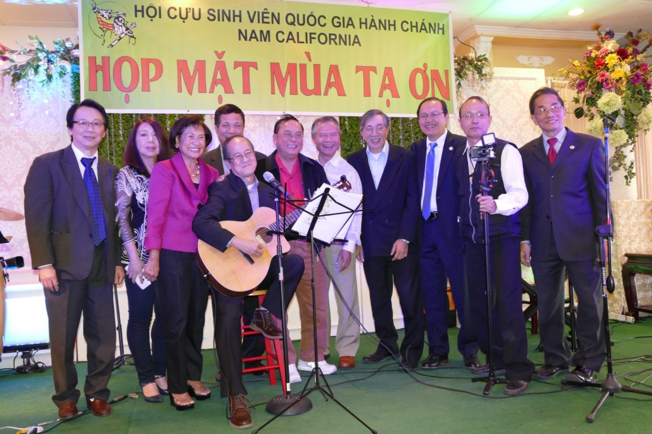 Ông Ngô Nhân Hậu (đàn guitar), khóa 17 và đồng môn. (Hình: Văn Lan/Người Việt)