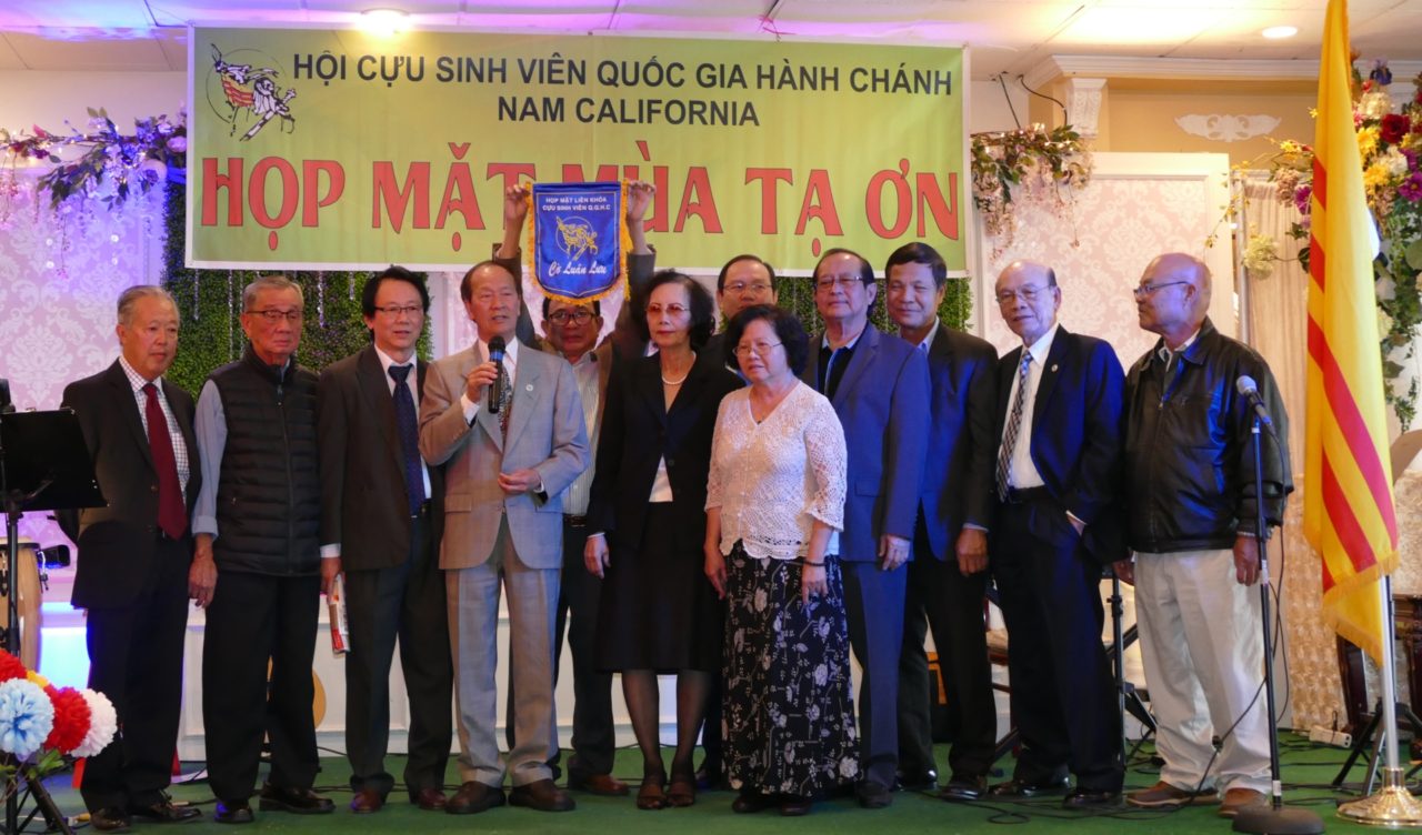 Toàn ban chấp hành nhận cờ luân lưu tổ chức họp mặt Liên Khóa QGHC năm 2017. (Hình: Văn Lan/Người Việt)