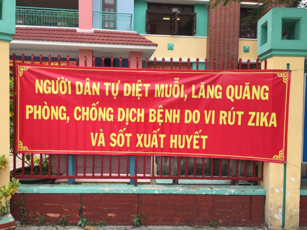 Băng rôn trên đường phố Sài Gòn kêu gọi người dân... tự diệt muỗi. (Hình: Nhật Bình/Người Việt)