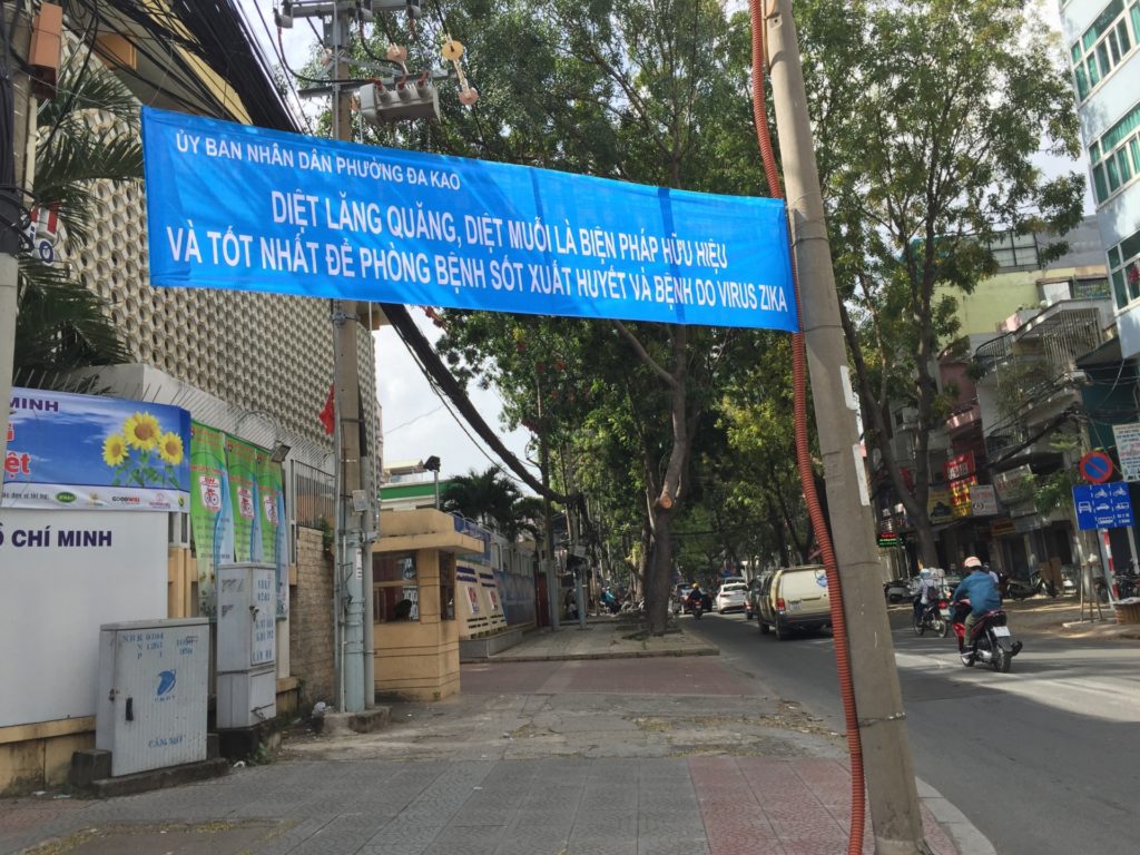 Chính quyền cũng chỉ biết treo băng rôn trên đường phố Sài Gòn mang tính khuyến cáo. (Hình: Nhật Bình/Người Việt)