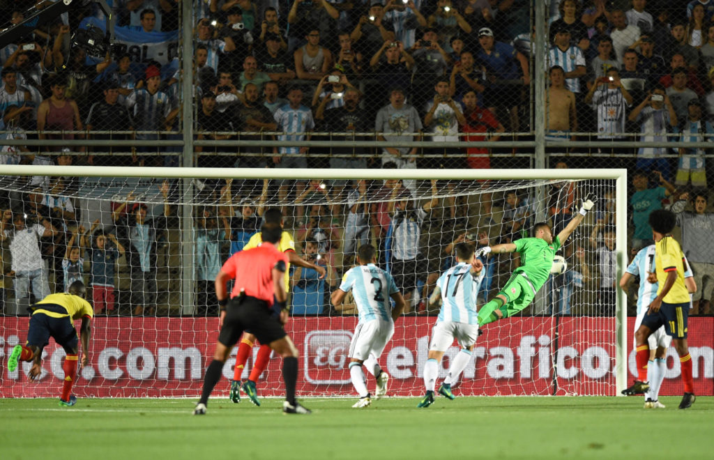 Thủ môn David Ospina của Colombia bay người đón đỡ nhưng chỉ hoài công quả banh sút từ siêu sao Messi (không có trong hình) của đội Argentina trong trận đấu vòng loại World Cup 2018 khu vực Nam Mỹ giữa Argentina và Colombia diễn ra tại San Juan, Argentina ngày 15 Tháng Mười Một, 2016. Trận thắng 3-0 này góp phần củng cố ngôi đầu bảng xếp hạng FIFA của đội tuyển Argentina. (Hình: Getty Images)