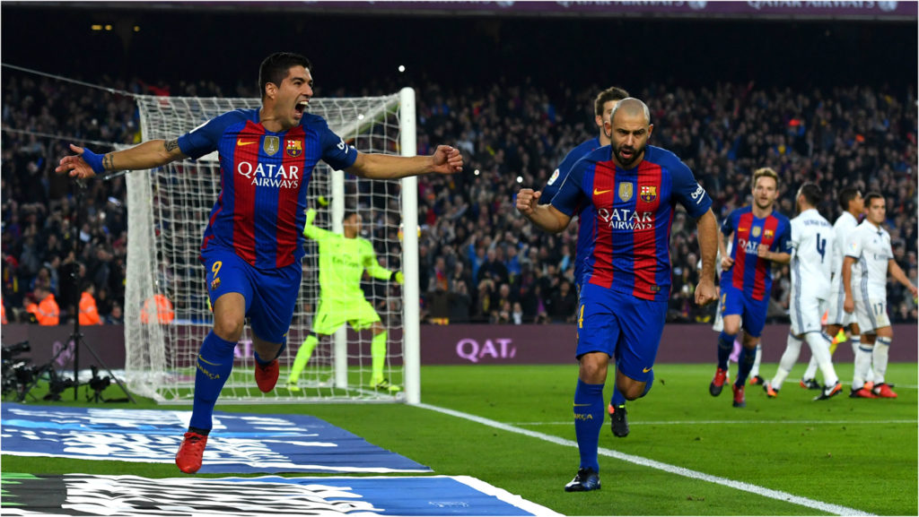Tiền đạo Suarez số 9 (trái) của Barcelona vui mừng khi ghi bàn thắng vào lưới Real Madrid trong trận đấu giải La Liga, Tây Ban Nha diễn ra giữa hai đội Barcelona và Real Madrid diễn ra trên sân Camp Nou, Barcelona ngày 3 tháng 12, 2016. (Hình: Goal.com)
