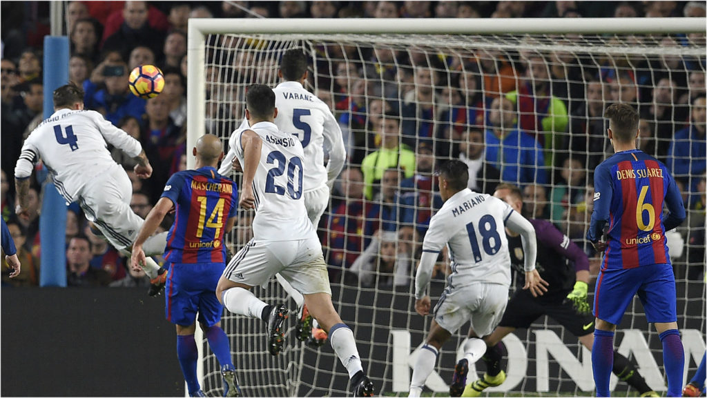 Cầu thủ số 4 Ramos của Real Madrid nhảy lên đánh đầu vào lưới Barcelona quân bình tỉ số 1-1 trong trận đấu giải La Liga, Tây Ban Nha diễn ra giữa hai đội Barcelona và Real Madrid diễn ra trên sân Camp Nou, Barcelona ngày 3 tháng 12, 2016. (Hình: Goal.com)