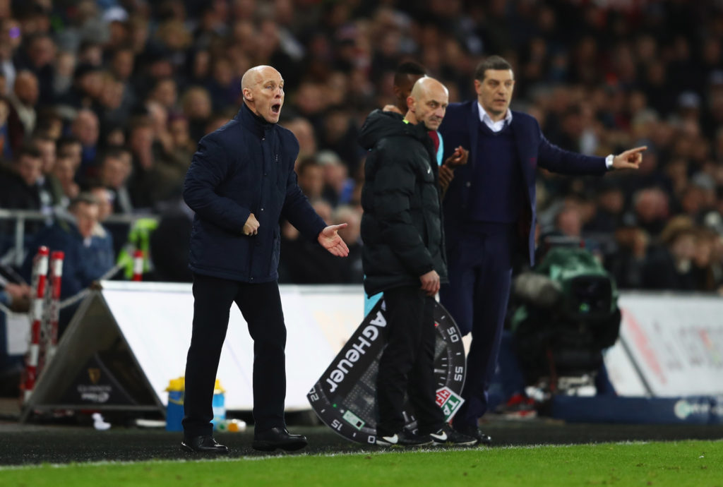 Huấn luyện viên Hoa Kỳ, Bod Bradley (trái) la hét chỉ dẫn cầu thủ trên sân trong trận đấu giải Premier League giữa Swansea City và West Ham diễn ra tại Liberty Stadium, Swansea, Wales, ngày 26 Tháng Mười Hai, 2016. (Hình Getty Images)