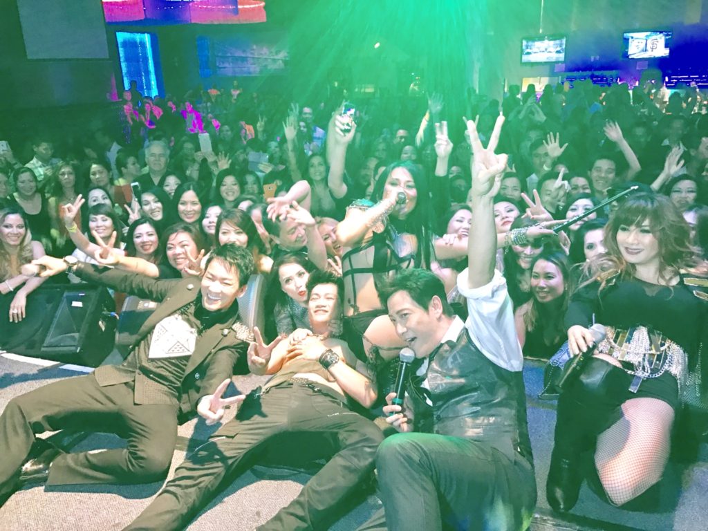 Hình ảnh sống động của nhóm New Wave Tour trong một chương trình diễn ở tiểu bang xa. (Hình: Thái Tài cung cấp)