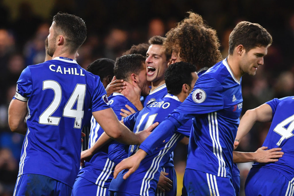 Các cầu thủ Chelsea ôm nhau vui mừng sau khi ghi bàn thắng thứ hai với quả đá phạt đền vào lưới Bournemouth trong trận đấu giải Premier League giữa hai đội diễn ra tại tại Stamford Bridge, London, trong ngày Boxing Day 26 Tháng Mười Hai, 2016. (Hình: Getty Images)
