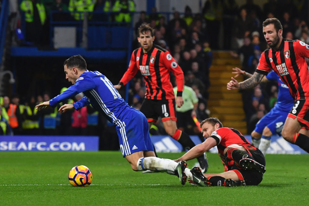 Tiền vệ Bỉ, Eden Hazard của Chelsea bị đốn ngã trái phép trong vùng cấm địa Bournemouth trong trận đấu giải Premier League giữa hai đội diễn ra tại tại Stamford Bridge, London, trong ngày Boxing Day 26 Tháng Mười Hai, 2016. (Hình: Getty Images)