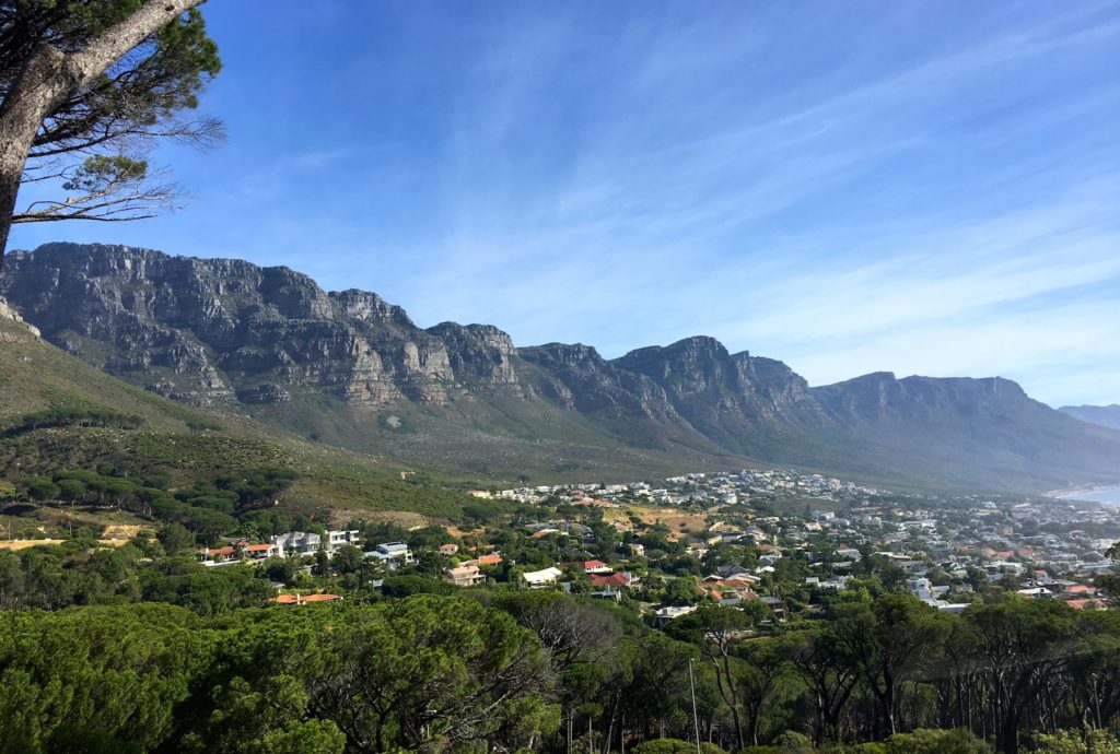 Twelve Apostles Peaks và Sandy Beach nhìn từ Table Mountain. (Hình ATNT Tours)