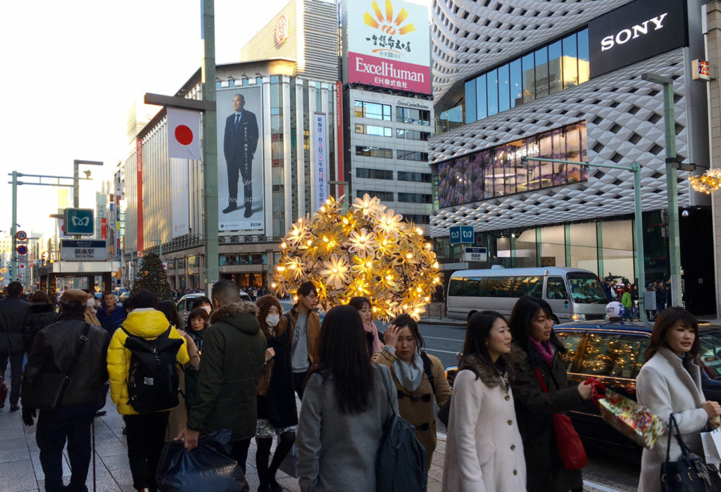 Phố Ginza Tokyo đón mừng năm mới đến. (Hình: ATNT Tours)