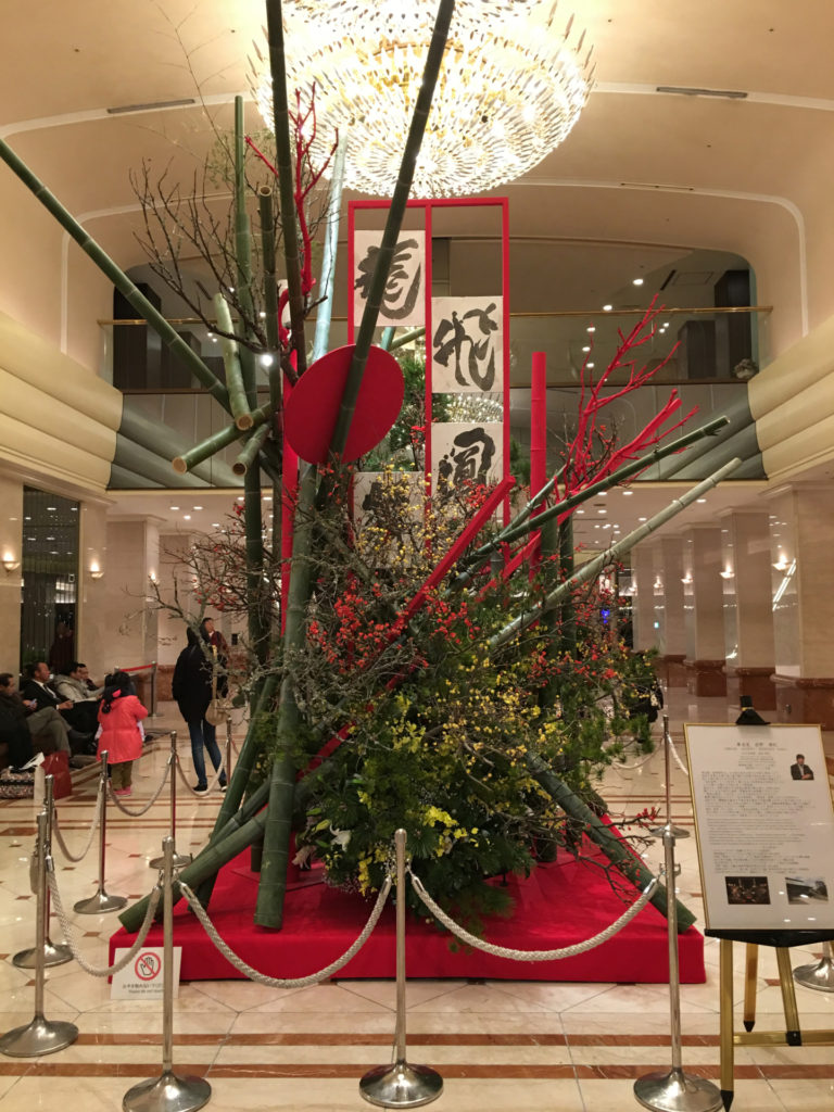 “Kadomatsu” dựng trong một Hotel chào mừng Thần Năm Mới. (Hình: ATNT Tours)