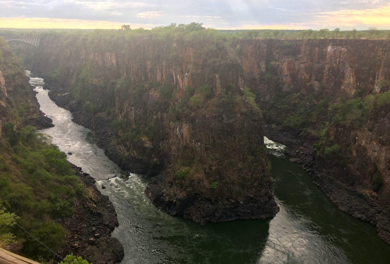 Hẻm vực Victoria Falls nhìn từ Gorge và Bridge View. (Hình: ATNT Tours & Travel)