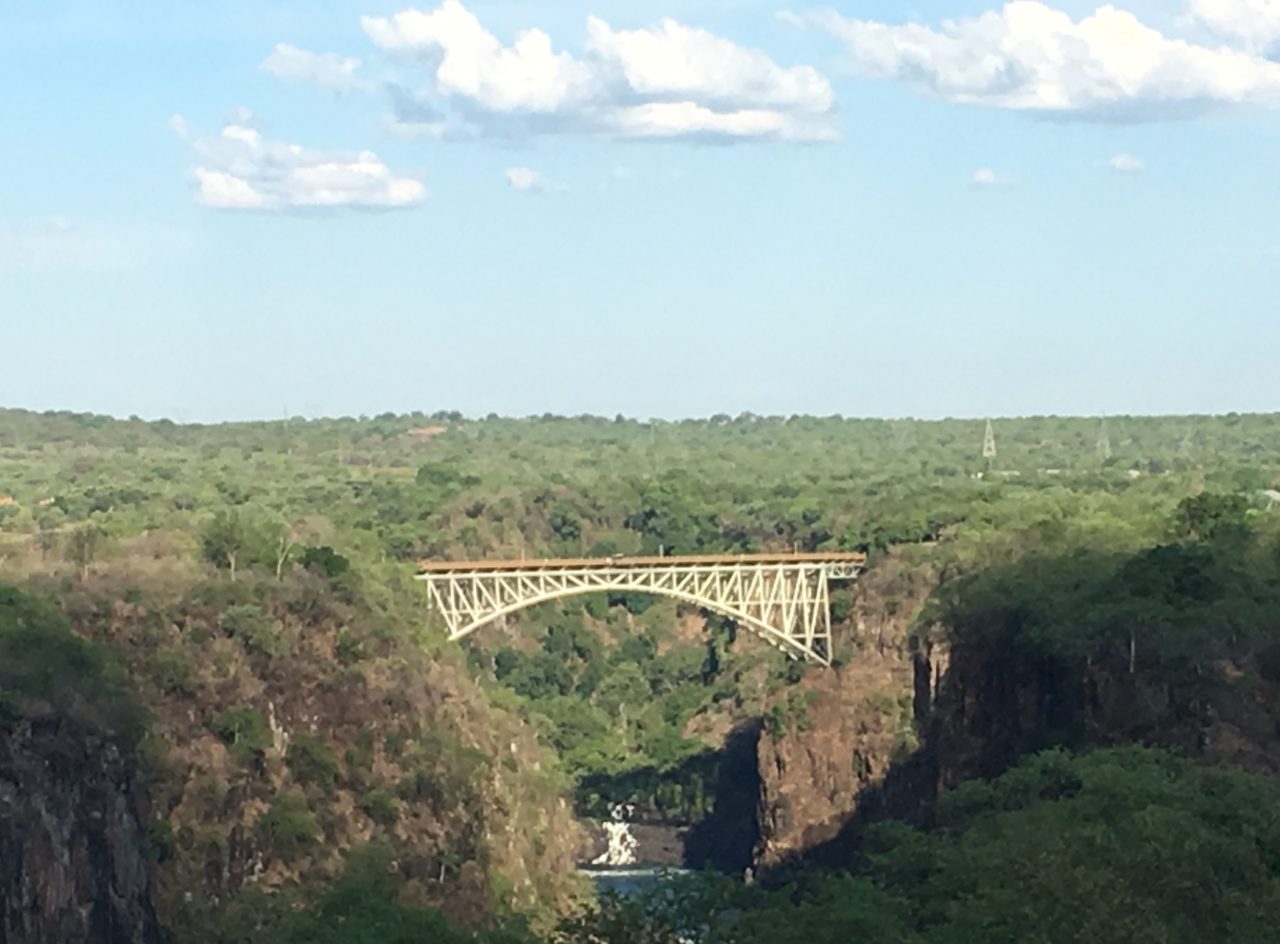 Victoria Falls Bridge nhìn từ Victoria Falls Hotel. (Hình: ATNT Tours & Travel)