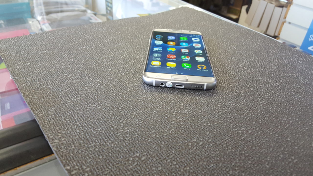 Chỉ một chi tiết vặt: Phone giả có dán tem. (Hình: Đằng-Giao/Người Việt)