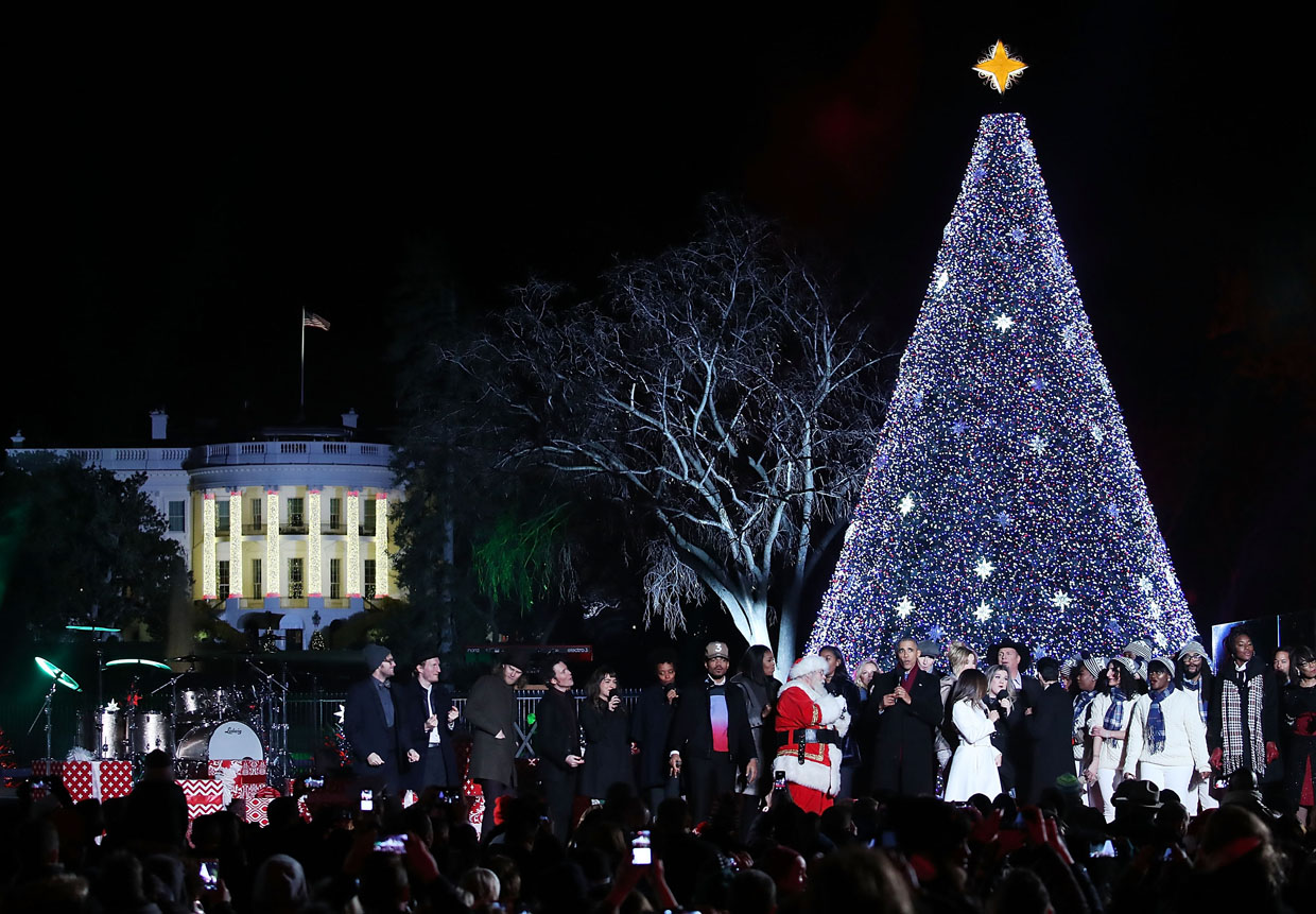 WASHINGTON, DC - DECEMBER 01: U.S. President Barack Obama and his family sing Jingle Bells with Eva Longoria, Marc Anthony, James Taylor, Trisha Yearwood, Garth Brooks, Chance the Rapper, Kelly Clarkson, Caroline Smedvig and Santa Claus during the National Christmas Tree lighting ceremony, on December 1, 2016 in Washington, DC. This year is the 94th annual National Christmas Tree Lighting Ceremony. (Photo by Mark Wilson/Getty Images)