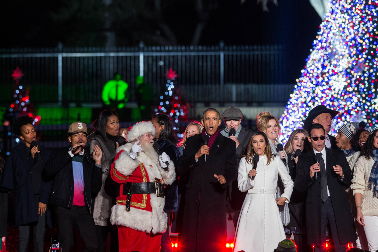 President Barack Obama (C) sings Christmas carols at the National Christmas Tree Lighting on the Ellipse of the National Mall in Washington on December 1, 2016. / AFP / ZACH GIBSON (Photo credit should read ZACH GIBSON/AFP/Getty Images)