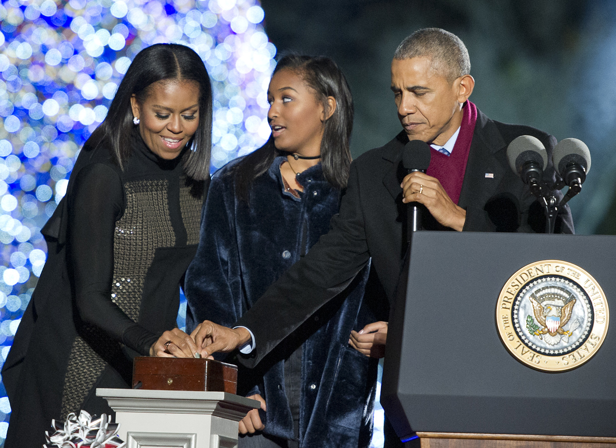 WASHINGTON, DC - DECEMBER 1: U.S. President Barack Obama, first lady Michelle Obama and Sasha Obama trip the switch at the National Christmas Tree Lighting on the Ellipse December 1, 2016 in Washington, DC. This year is the 94th annual National Christmas Tree Lighting Ceremony. (Photo by Ron Sachs-Pool/Getty Images)