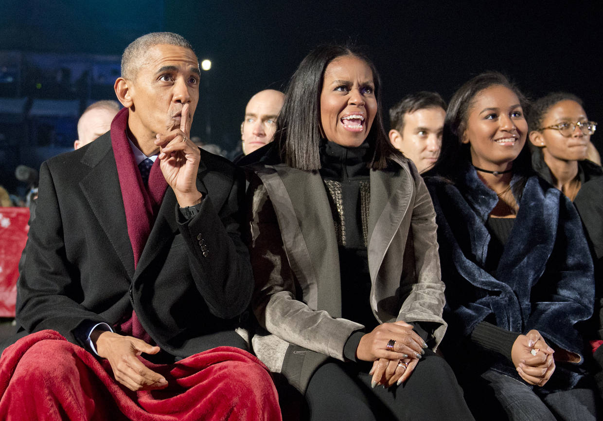 WASHINGTON, DC - DECEMBER 1: U.S. President Barack Obama, first lady Michelle Obama and daughter Sasha Obama attend the National Christmas Tree Lighting on the Ellipse December 1, 2016 in Washington, DC. This year is the 94th annual National Christmas Tree Lighting Ceremony. (Photo by Ron Sachs-Pool/Getty Images)