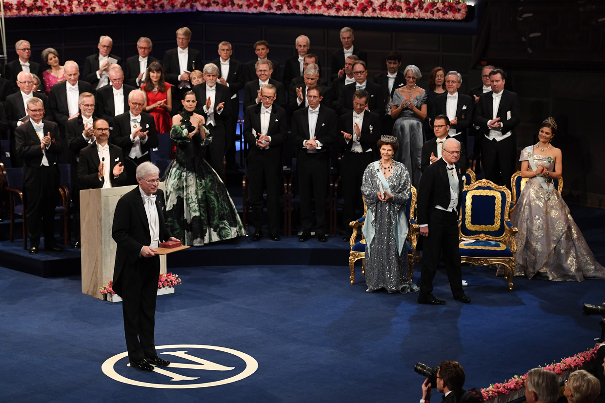 STOCKHOLM, SWEDEN - DECEMBER 10: Professor Bengt Holmstrom, laureate of The Sveriges Riksbank Prize in Economic Sciences in Memory of Alfred Nobel acknowledges applause after he received his Nobel Prize from King Carl XVI Gustaf of Sweden during the Nobel Prize Awards Ceremony at Concert Hall on December 10, 2016 in Stockholm, Sweden. (Photo by Pascal Le Segretain/Getty Images)