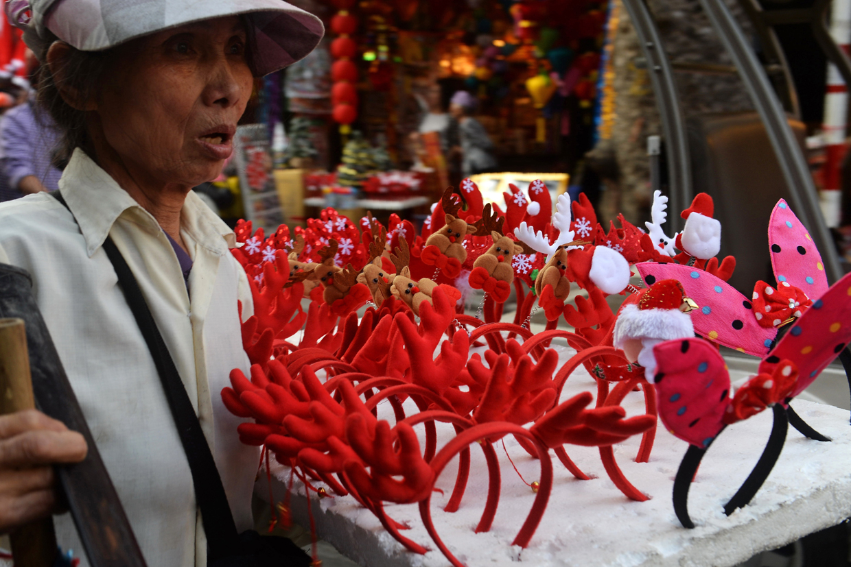 A street vendor sells Christmas-themed hair bands in downtown Hanoi on December 21, 2016. / AFP / HOANG DINH NAM (Photo credit should read HOANG DINH NAM/AFP/Getty Images)