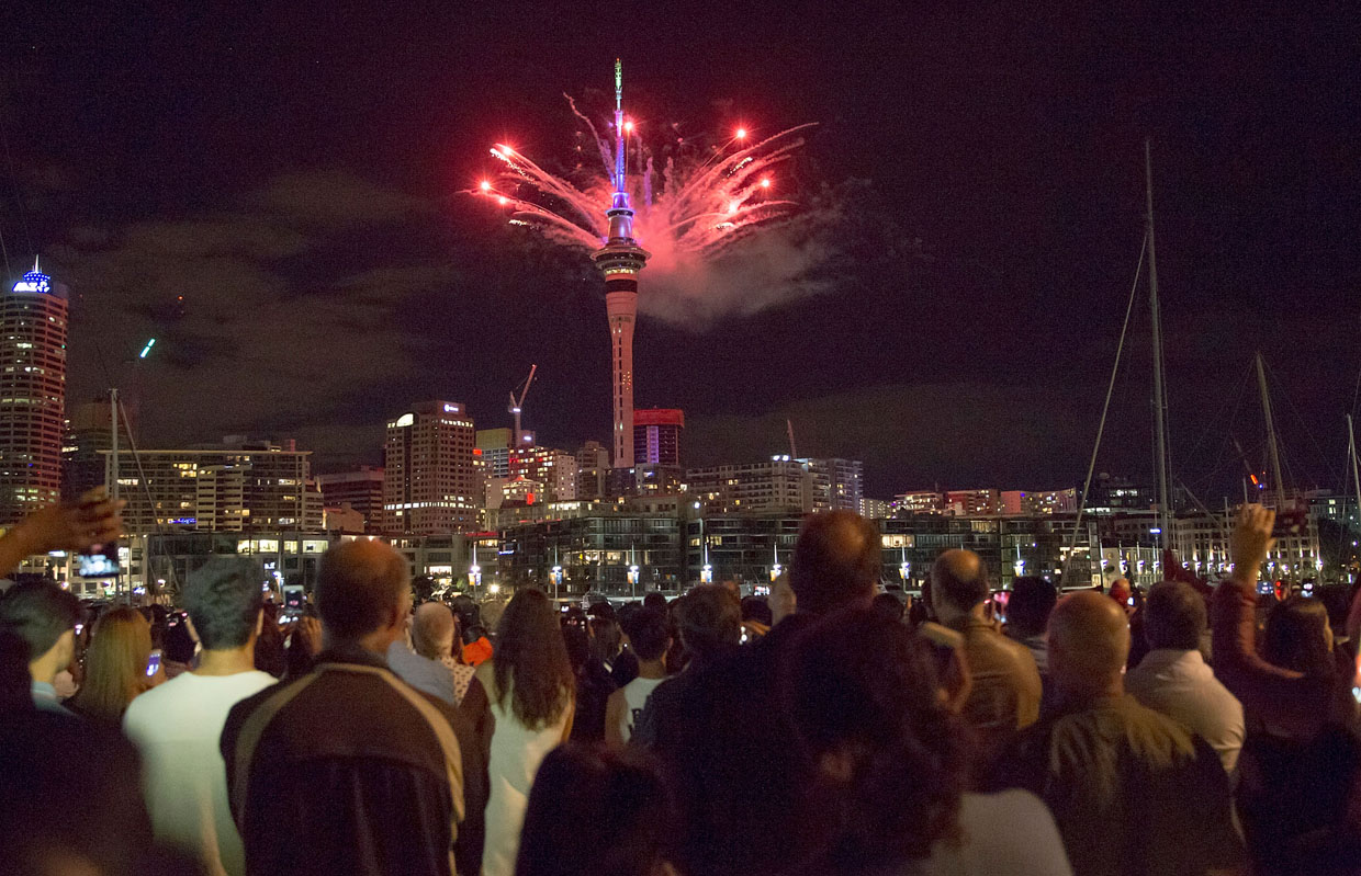 AUCKLAND, NEW ZEALAND - JANUARY 01: The SkyTower firework display during New Year's Eve celebrations on January 1, 2017 in Auckland, New Zealand. The pyrotechnic display includes 500kgs of fireworks, 1 tonne of equipment and 10 kilometres of wire were used in the display set up. (Photo by Dave Rowland/Getty Images)