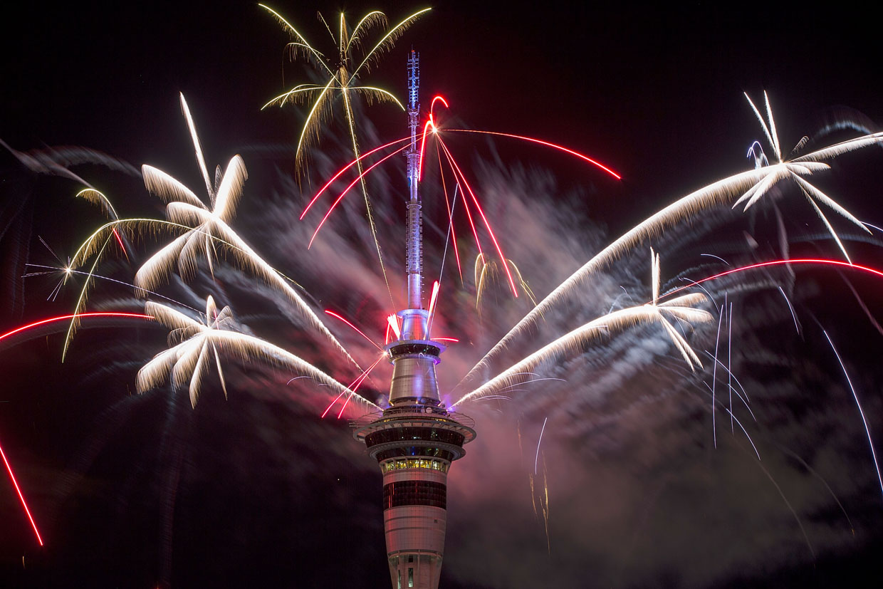 AUCKLAND, NEW ZEALAND - JANUARY 01: The SkyTower firework display during New Year's Eve celebrations on January 1, 2017 in Auckland, New Zealand. The pyrotechnic display includes 500kgs of fireworks, 1 tonne of equipment and 10 kilometres of wire were used in the display set up. (Photo by Dave Rowland/Getty Images)