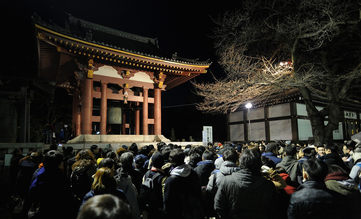 TOKYO, JAPAN - JANUARY 01: People wait to offer New Year prayers at Hongyoji Temple on January 1, 2017 in Tokyo, Japan. It is a buddhism custom in Japan for people to visit a temple and people gong the bell 108 times to wish for a good new year. (Photo by Matt Roberts/Getty Images)