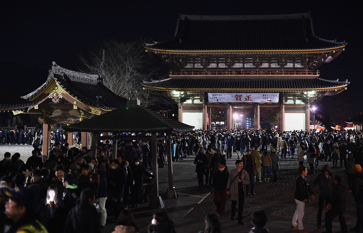 TOKYO, JAPAN - JANUARY 01: People wait to offer New Year prayers at Hongyoji Temple on January 1, 2017 in Tokyo, Japan. It is a buddhism custom in Japan for people to visit a temple and people gong the bell 108 times to wish for a good new year. (Photo by Matt Roberts/Getty Images)