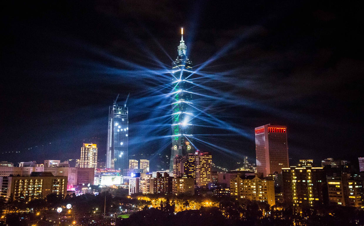 TAIPEI, TAIWAN - JANUARY 1: Taipei 101 is lit up during New Years Eve celebrations just after midnight on January 1, 2017 in Taipei, Taiwan. (Photo by Billy H.C. Kwok/Getty Images)