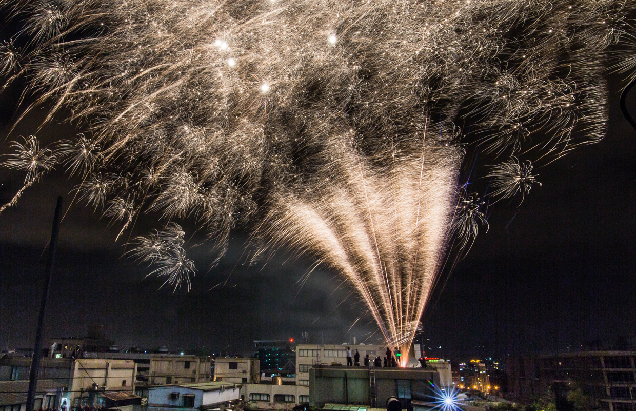 TAIPEI, TAIWAN - JANUARY 1: People explode fireworks during the New Year countdown celebrations on January 1, 2017 in Taipei, Taiwan. (Photo by Billy H.C. Kwok/Getty Images)
