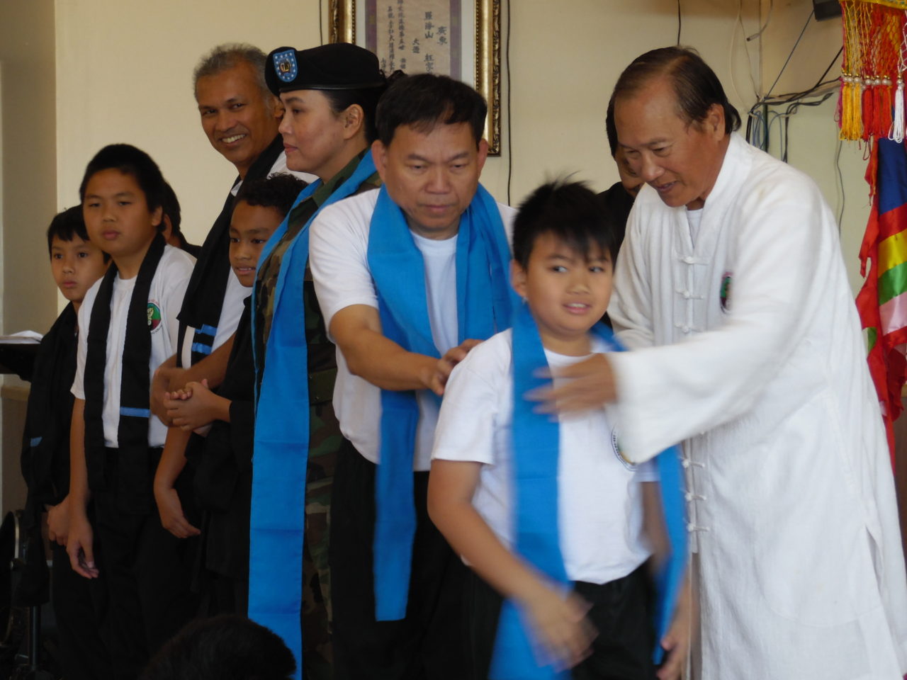 Các võ sinh nhận đai mới. (Hình: Linh Nguyễn/Người Việt)