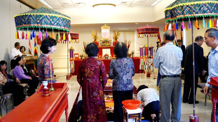 Đồng hương Hành Thiện cầu nguyện trong Lễ Giỗ Đức Thánh Tổ. (Hình: Lâm Hoài Thạch/Người Việt)