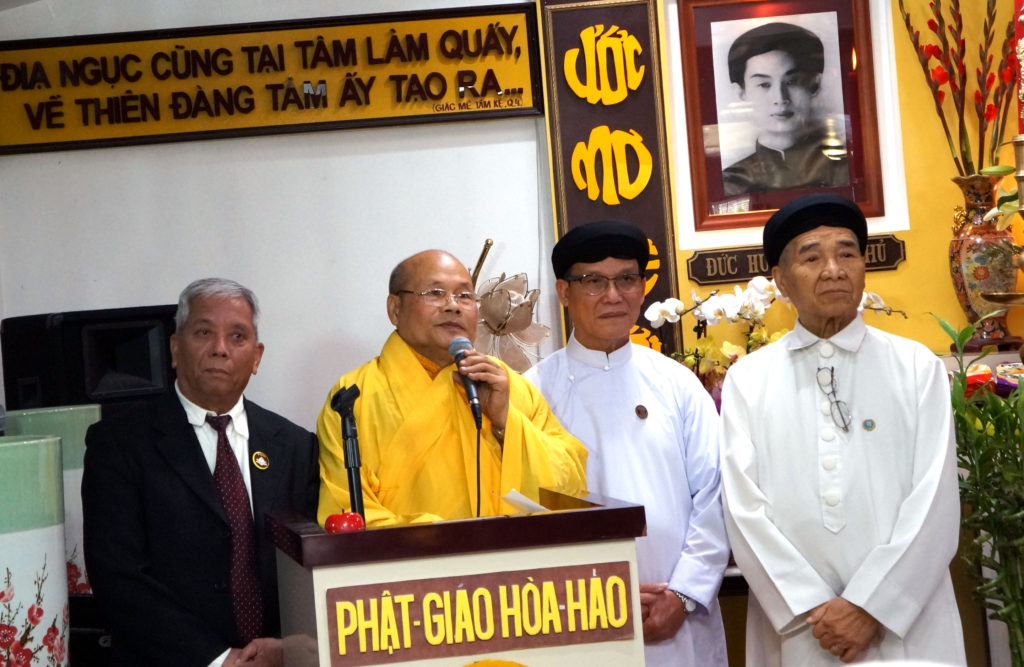Từ trái, Giáo Sư Nguyễn Thanh Giàu, Hòa Thượng Thích Minh Tuyên, Chánh Trị Sự Hà Vũ Băng, Hiền Tài Phạm Văn Khảm, tại buổi lễ. (Hình: Lâm Hoài Thạch/Người Việt)