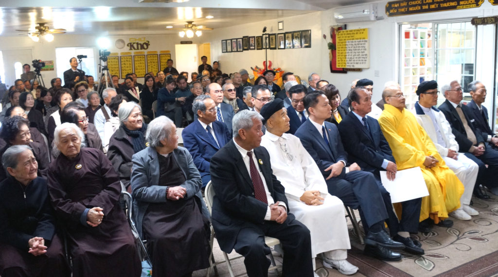 Quan khách và đồng hương đến tham dự đại lễ. (Hình: Lâm Hoài Thạch/Người Việt)