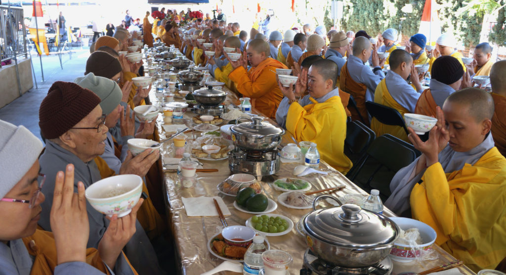 Chư tôn thiện đức thọ trai. (Hình: Lâm Hoài Thạch/Người Việt)