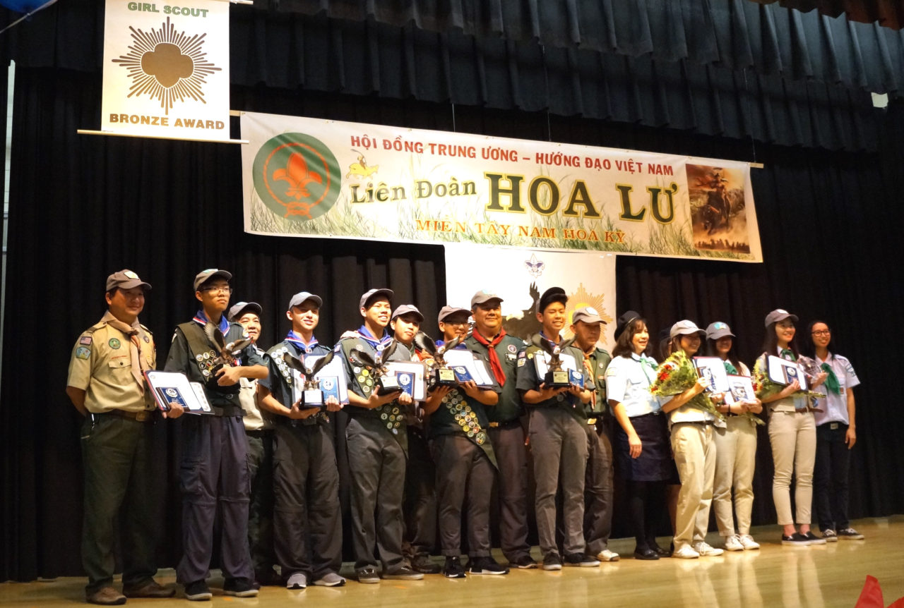 Các Trưởng Liên Ðoàn Hoa Lư và các đoàn viên nhận các giải Ðại Bàng và Hoàng Kim. (Hình: Lâm Hoài Thạch/Người Việt)