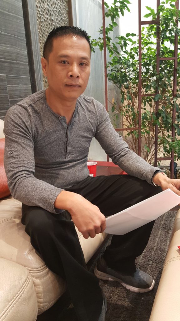 Ông Thịnh Huỳnh: “Tôi chỉ muốn thức tỉnh mọi người, hãy giúp những đứa bé đang mong được giúp.” (Hình: Ngọc Lan/Người Việt)