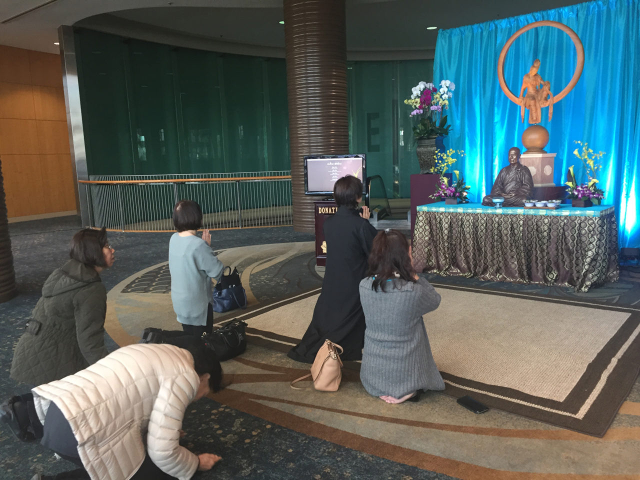 Lạy Phật. (Hình: Quốc Dũng/Người Việt)