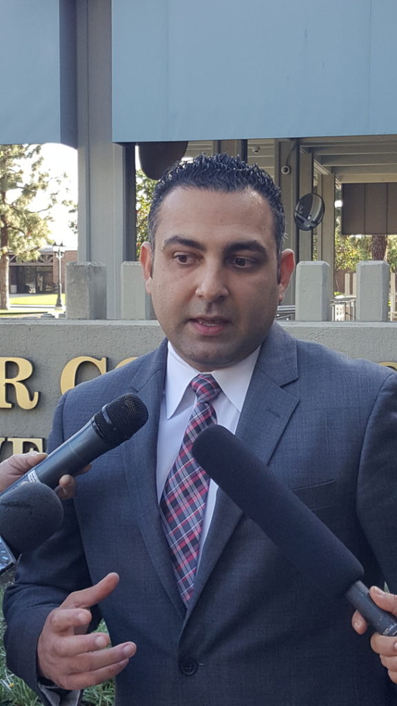 Công tố viên Bobby Taghavi trả lời báo chí sau khi phiên tòa kết thúc. (Hình: Ngọc Lan/Người Việt)