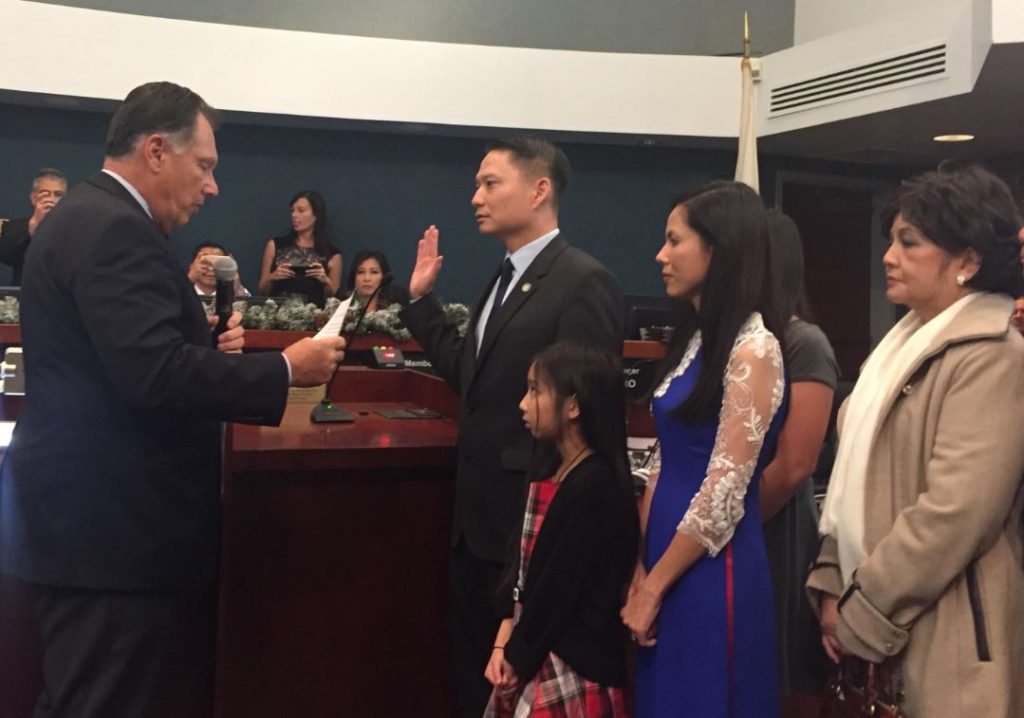 Ông Tony Rackauckas (trái) chủ tọa lễ tuyên thệ nhậm chức cho Thị Trưởng Trí Tạ. (Hình: Quốc Dũng/Người Việt)