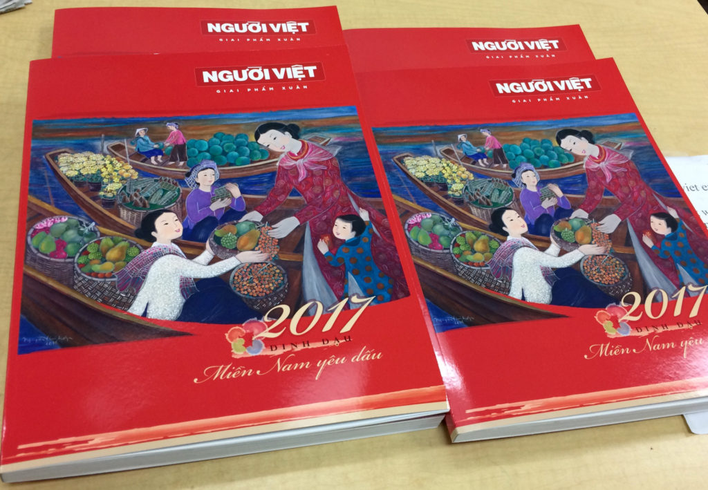 Những tờ báo Xuân đầu tiên về đến tòa soạn báo Người Việt. (Hình: Khôi Nguyên/Người Việt)