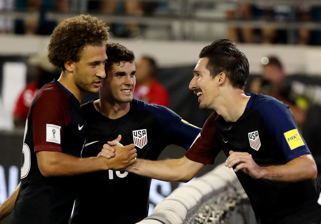 Pulisic (giữa) cùng hai đồng đội Sacha Kljestan số 16 (phải) và Fabian Johnson (trái) vui mừng sau khi ghi bàn thắng vào lưới Trinidad and Tobago trong trận đấu vòng loại World Cup 2018 giữa hai đội tuyển Hoa Kỳ và Trinidad and Tobago diễn ra tại EverBank Field, Jacksonville, Florida ngày 6 Tháng Chín, 2016. (Hình: Getty Images)