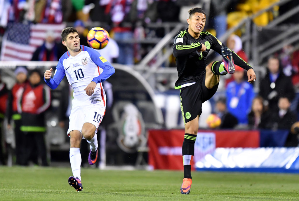 Hậu vệ số 3 của Mexico, Carlos Salcedo tranh chấp bóng với tiền vệ số 10 Pulisic của đội tuyển Hoa Kỳ trong trận đấu vòng loại World Cup 2018 khu vực CONCACAF giữa hai đội tuyển Hoa Kỳ và Mexico diễn ra trên sân MAPFRE Stadium, Columbus, Ohio ngày 11 tháng 11, 2016. (Hình: Getty Images)