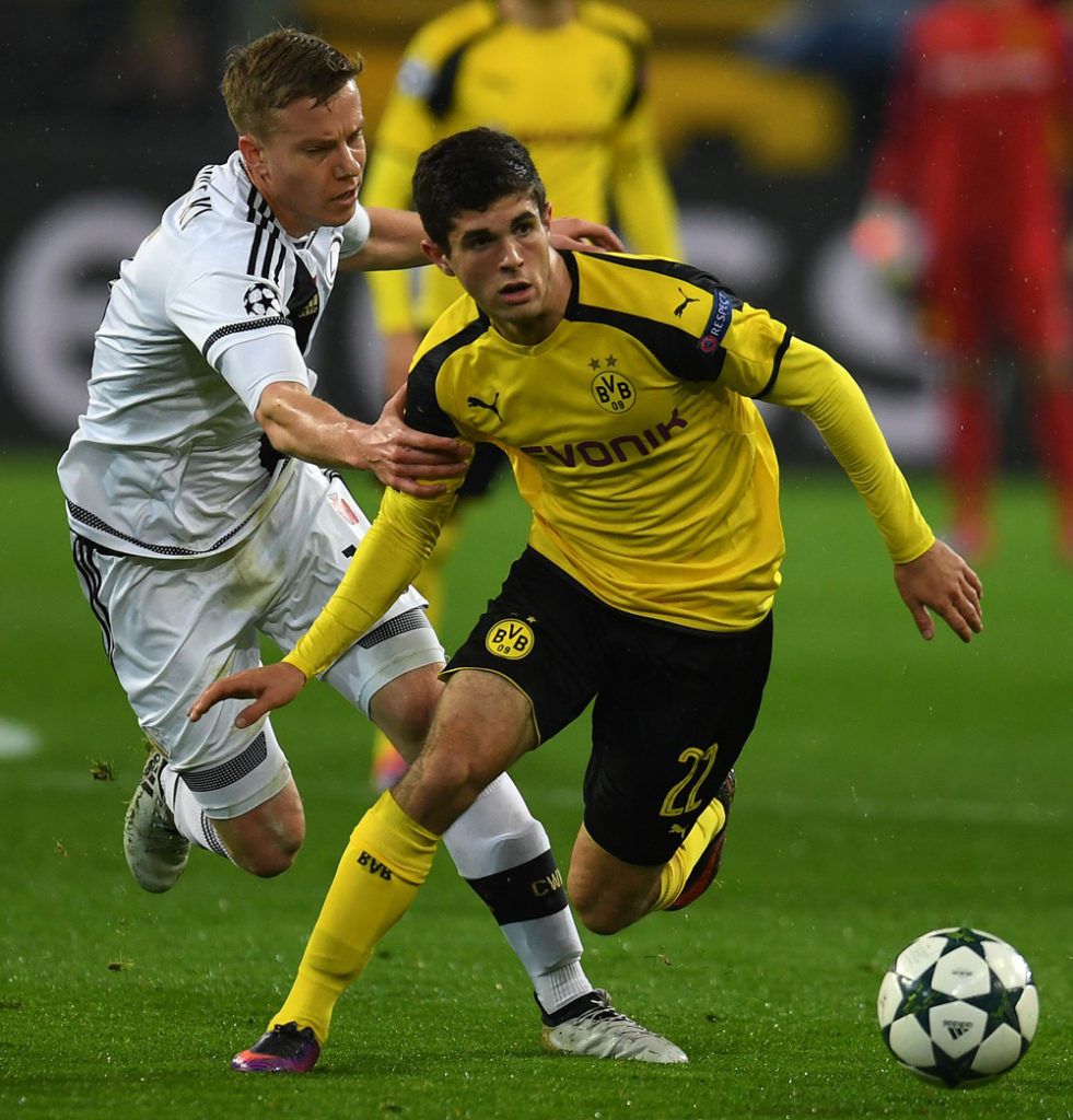 Tiền vệ Christian Pulisic (phải) của Dortmund bị cầu thủ Michal Kopczynski nắm tay kéo lại trong pha tranh chấp bóng trong trận đấu bảng giải UEFA Champions League giữa Borussia Dortmund và Legia Warszawa tại Dortmund ngày 22 Tháng Mười Một, 2016. (Hình: Getty Images)