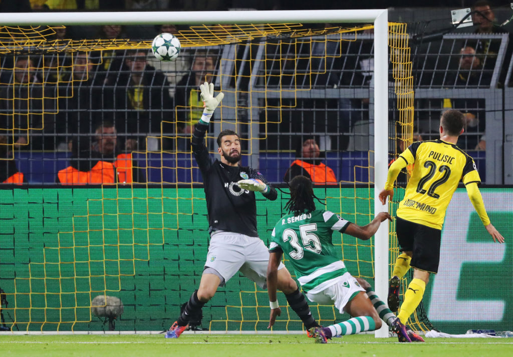 Pulisic sút banh dội xà ngang trong trận đấu bảng F giải UEFA Champions League giữa Borussia Dortmund và Sporting diễn ra tại Signal Iduna Park, Dortmund, Đức ngày 2 Tháng Mười Một, 2016. (Hình: Getty Images)