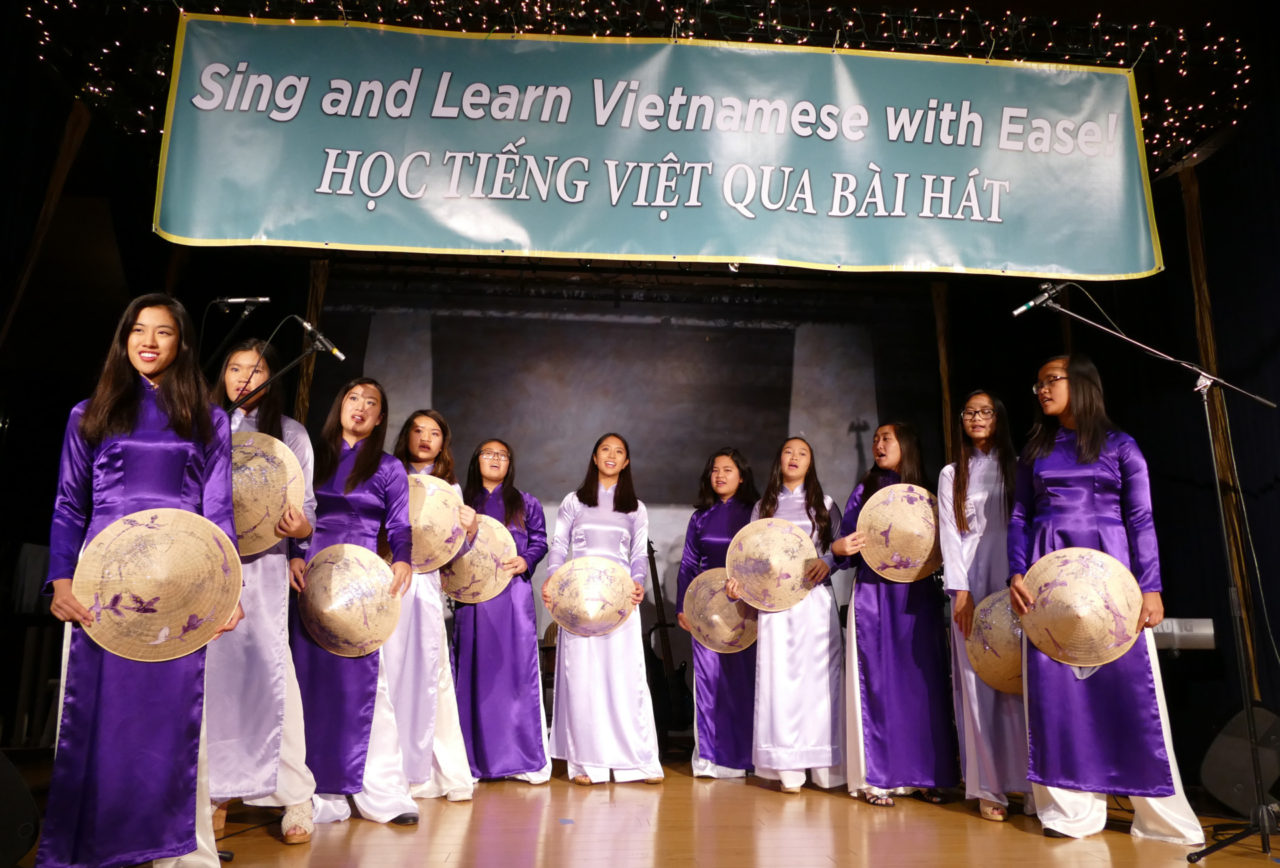 Tốp ca nữ trong bài “Tôi Yêu.” (Hình: Văn Lan/Người Việt)