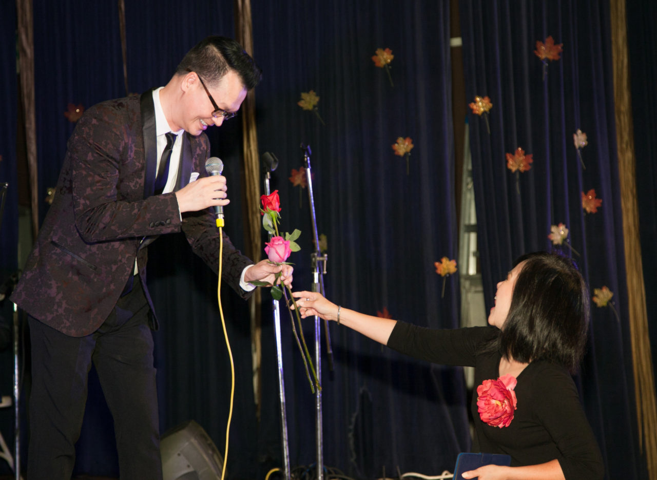 Ca sĩ Chế Tùng nhận hoa từ khán giả trong đêm nhạc “Thu Hát Cho Người.” (Hình: Song Ngân cung cấp)