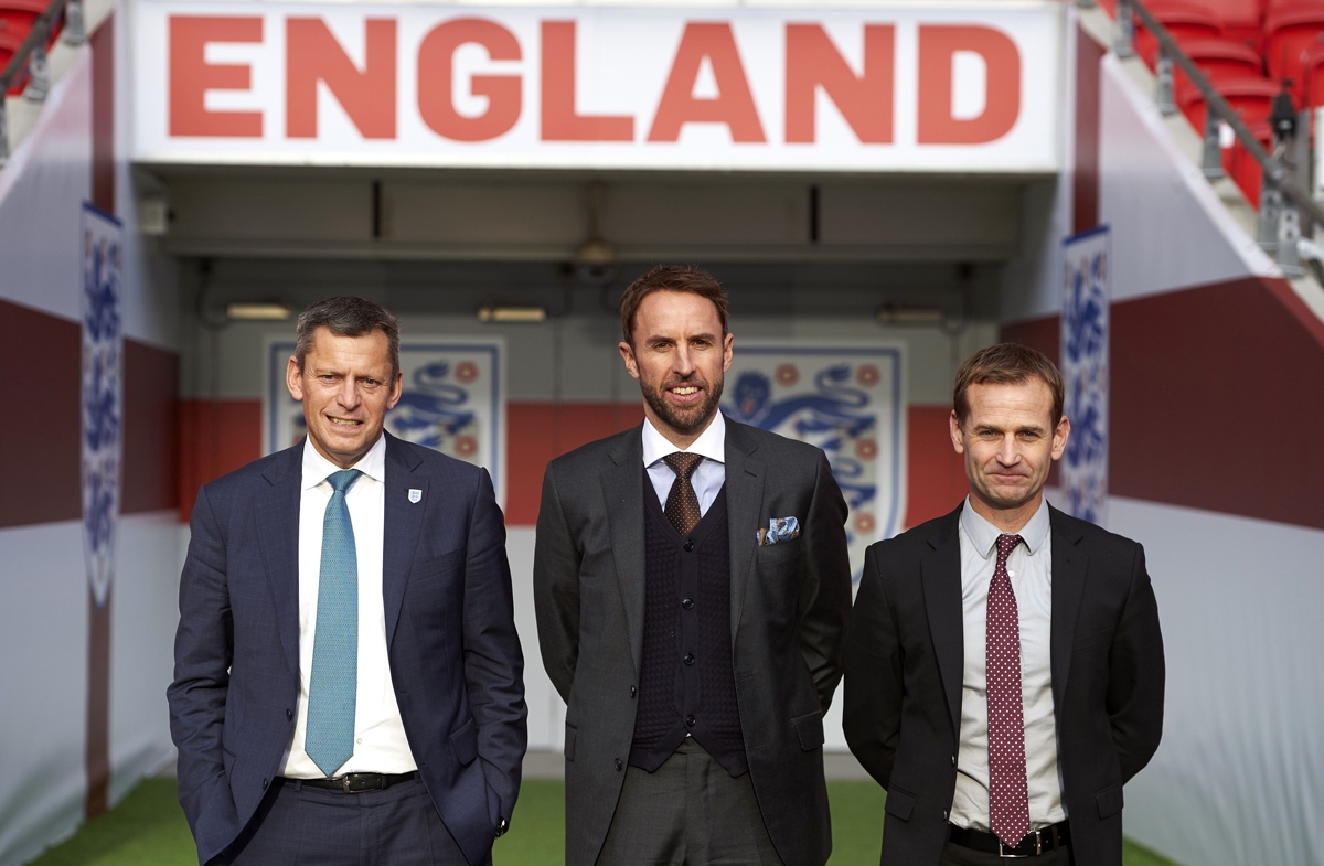 Giám đốc điều hành Liên Ðoàn Bóng Tròn Anh (FA), ông Martin Glenn, tân huấn luyện viên tuyển Anh, Gareth Southgate (giữa) và giám đốc kỹ thuật FA Dan Ashworth (phải) trong cuộc họp báo diễn ra tại sân Wembley, London vào ngày 1 tháng 12, 2016. (Hình: Getty Images)